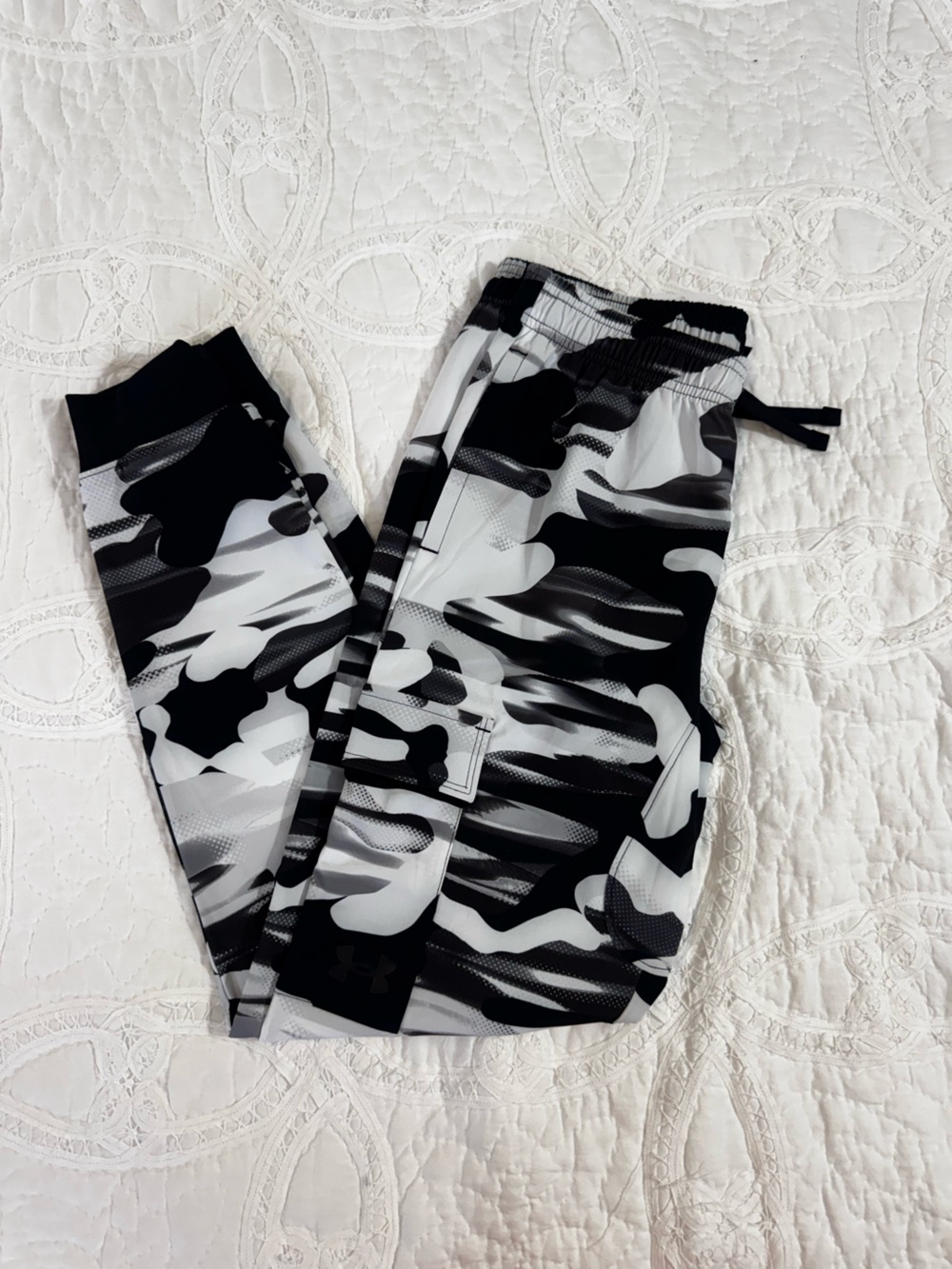 Boys Large UA Black & White Camo Jogger Pants